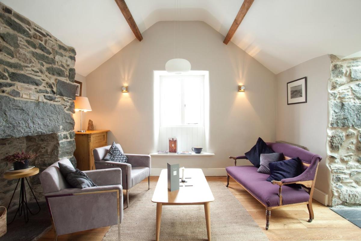 Cross Foxes - Bar Grill Rooms