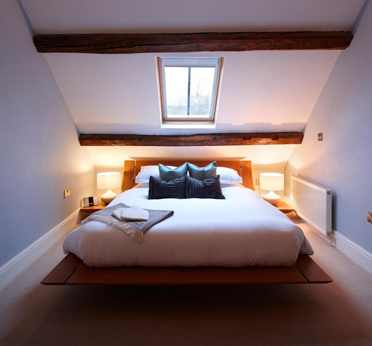 Cross Foxes - Bar Grill Rooms