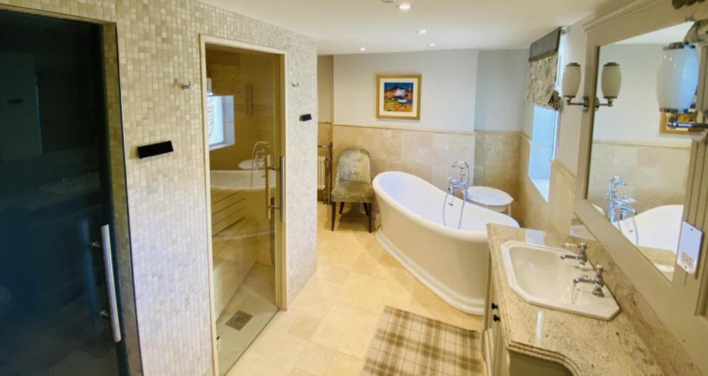 Crossbasket Castle, Hotel & Restaurant