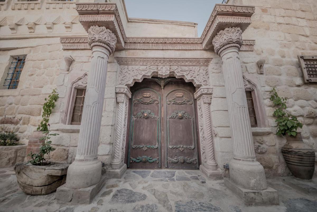 Elika Cave Suites & Spa