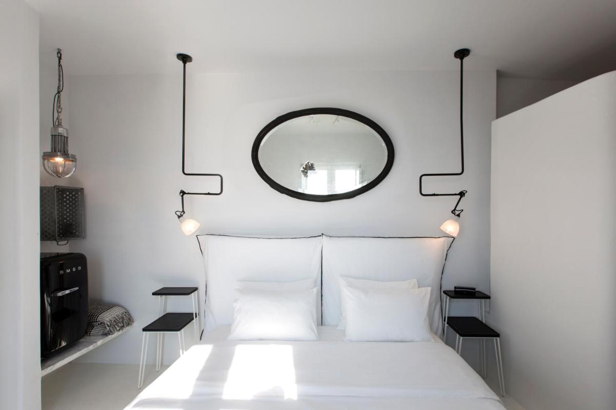 Erosantorini Luxury Private Estate & Suites