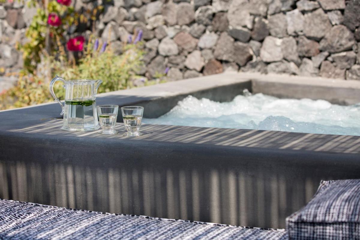 Erosantorini Luxury Private Estate & Suites