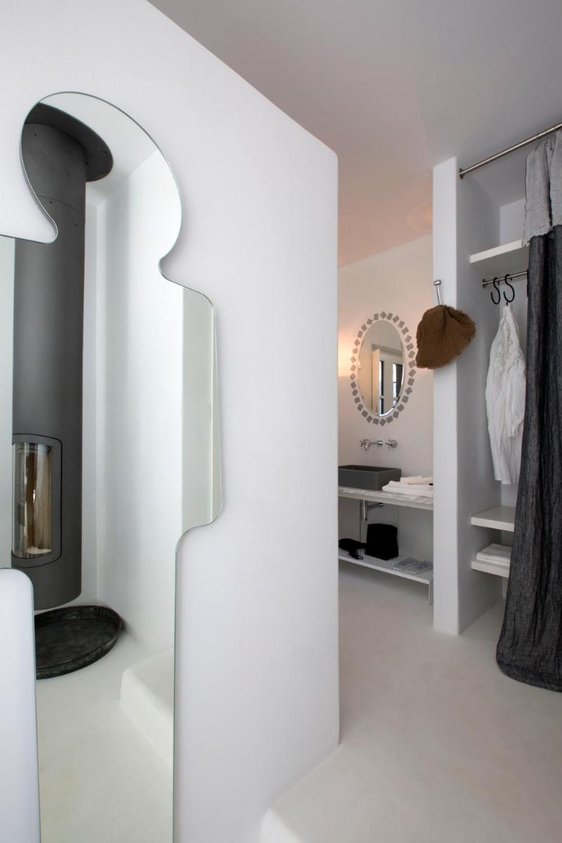 Erosantorini Luxury Private Estate & Suites