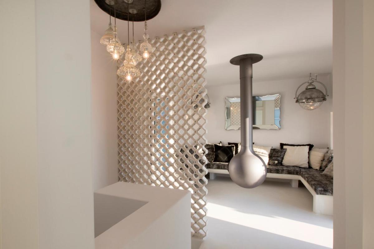 Erosantorini Luxury Private Estate & Suites