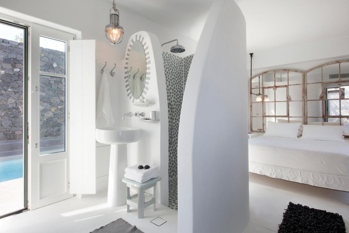Erosantorini Luxury Private Estate & Suites