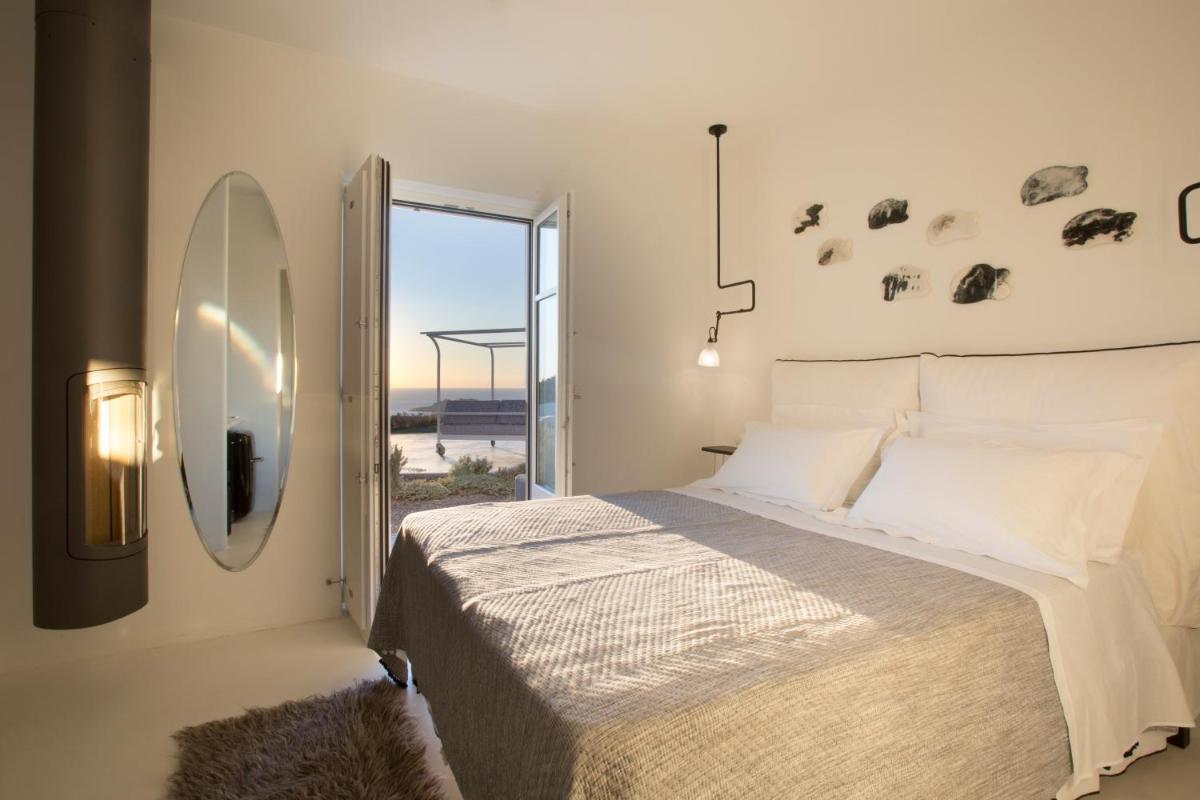 Erosantorini Luxury Private Estate & Suites