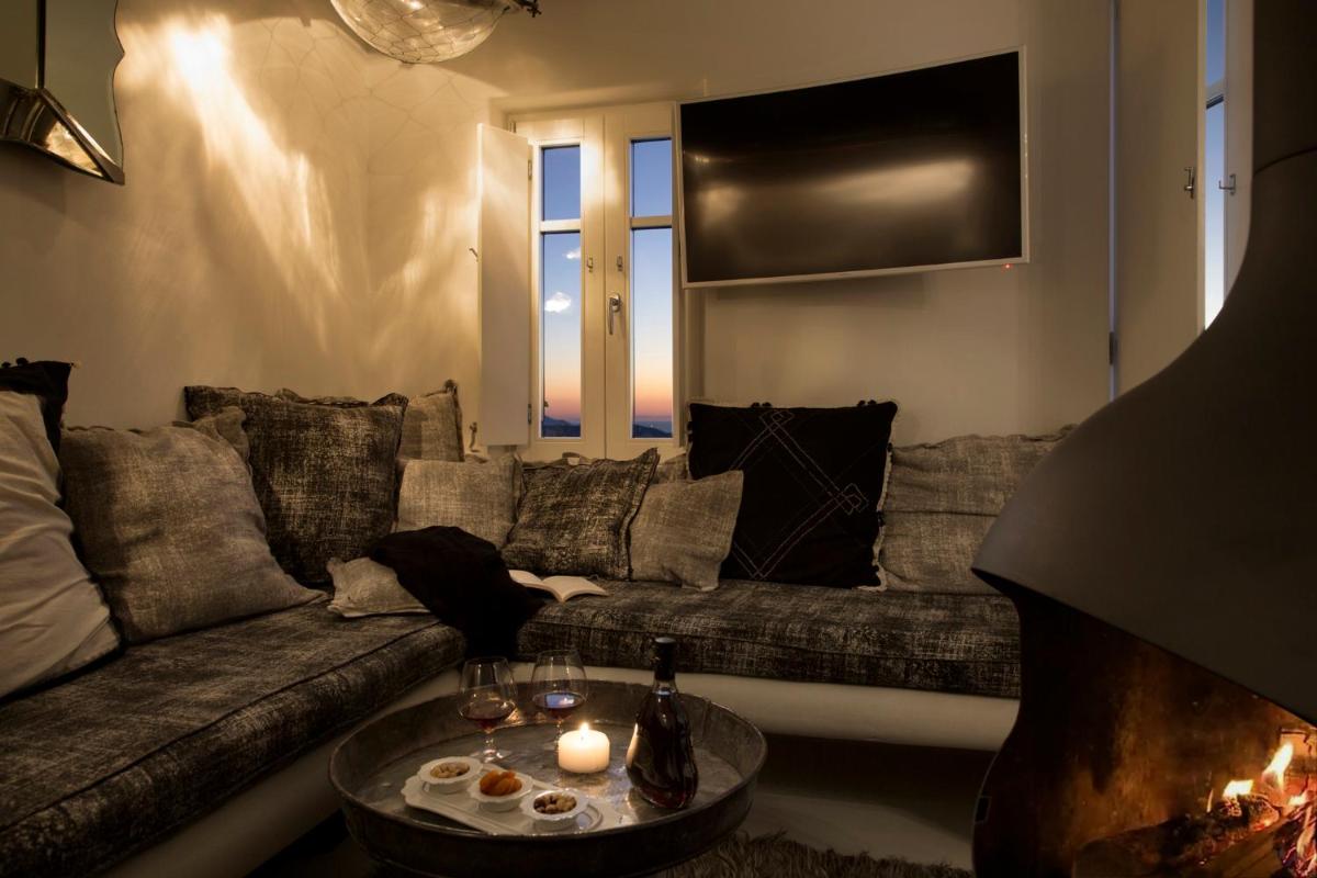 Erosantorini Luxury Private Estate & Suites