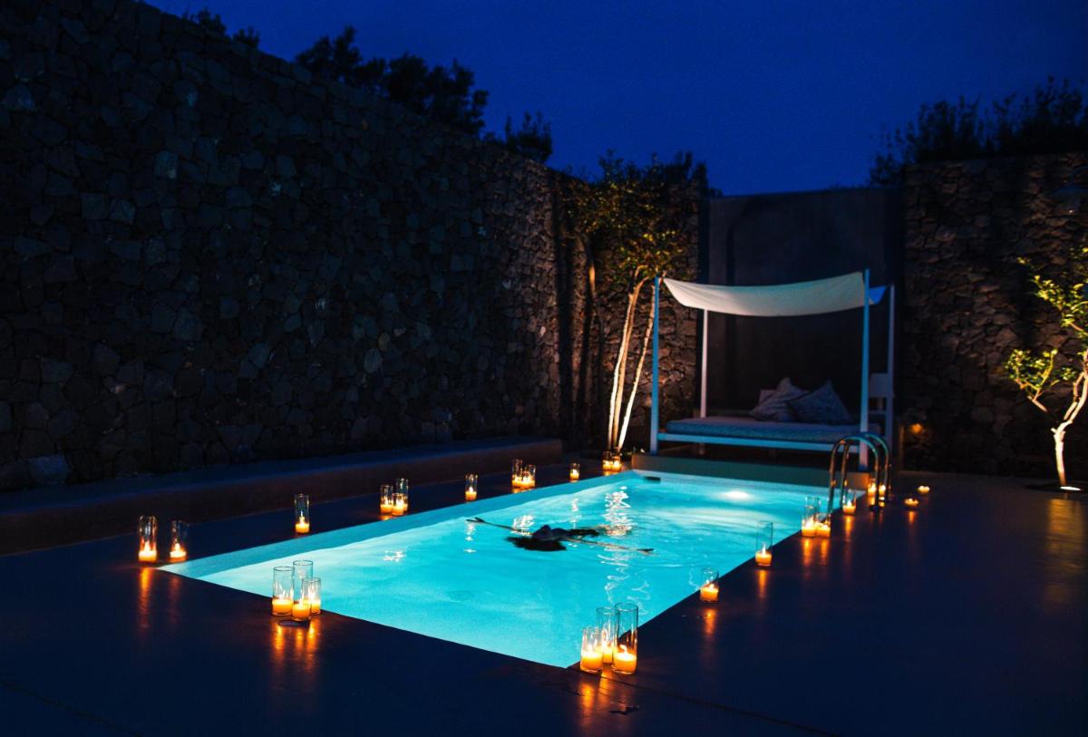Erosantorini Luxury Private Estate & Suites
