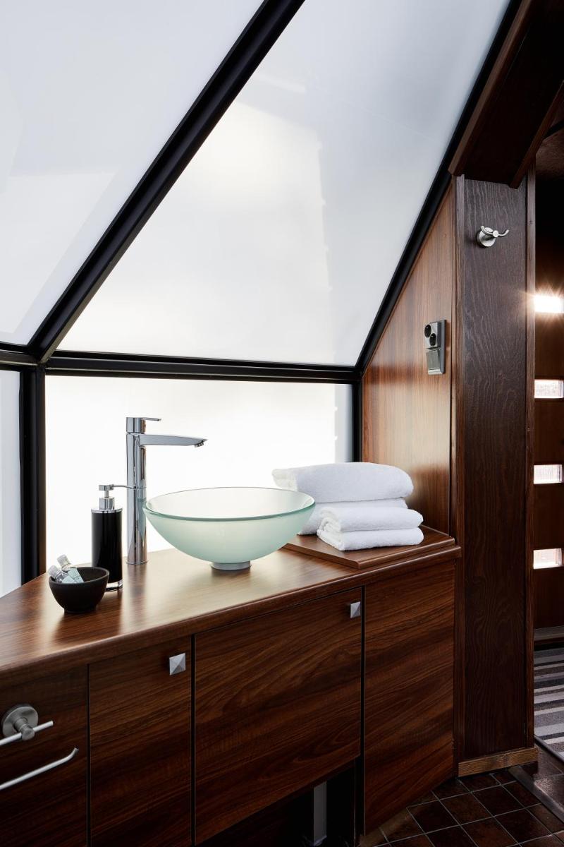 Golden Crown - Levin Iglut