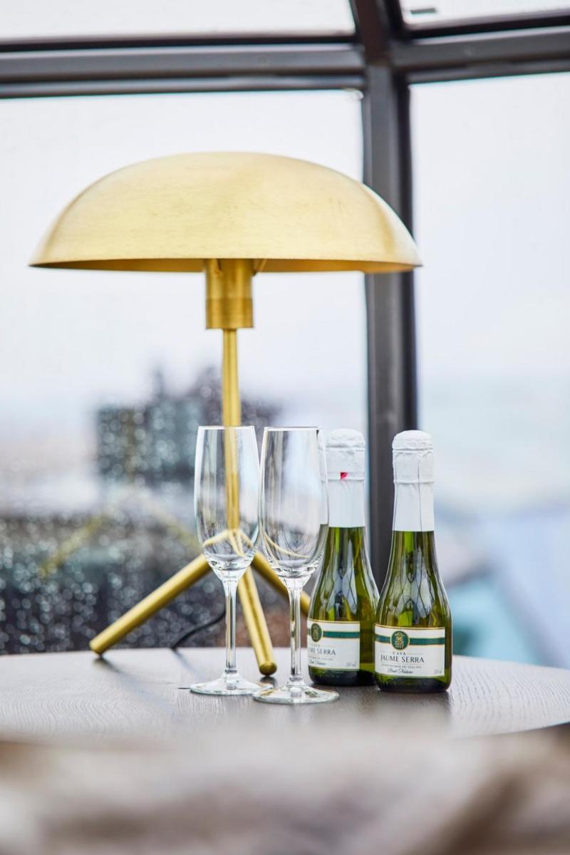 Golden Crown - Levin Iglut