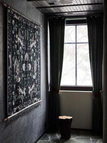 Golden Crown - Levin Iglut