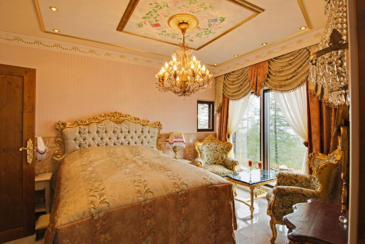 Golden Crown - Levin Iglut