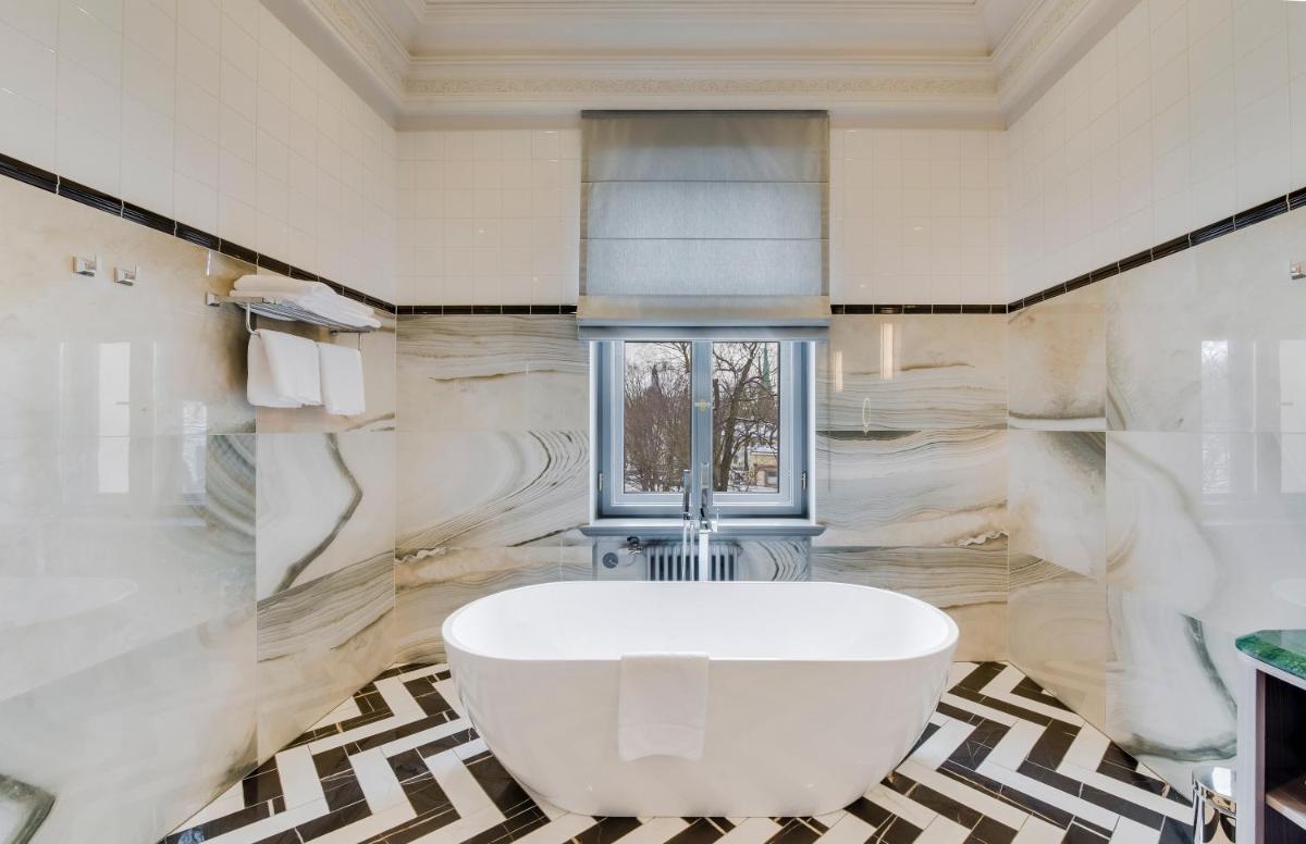 Grand Poet Hotel and SPA by Semarah