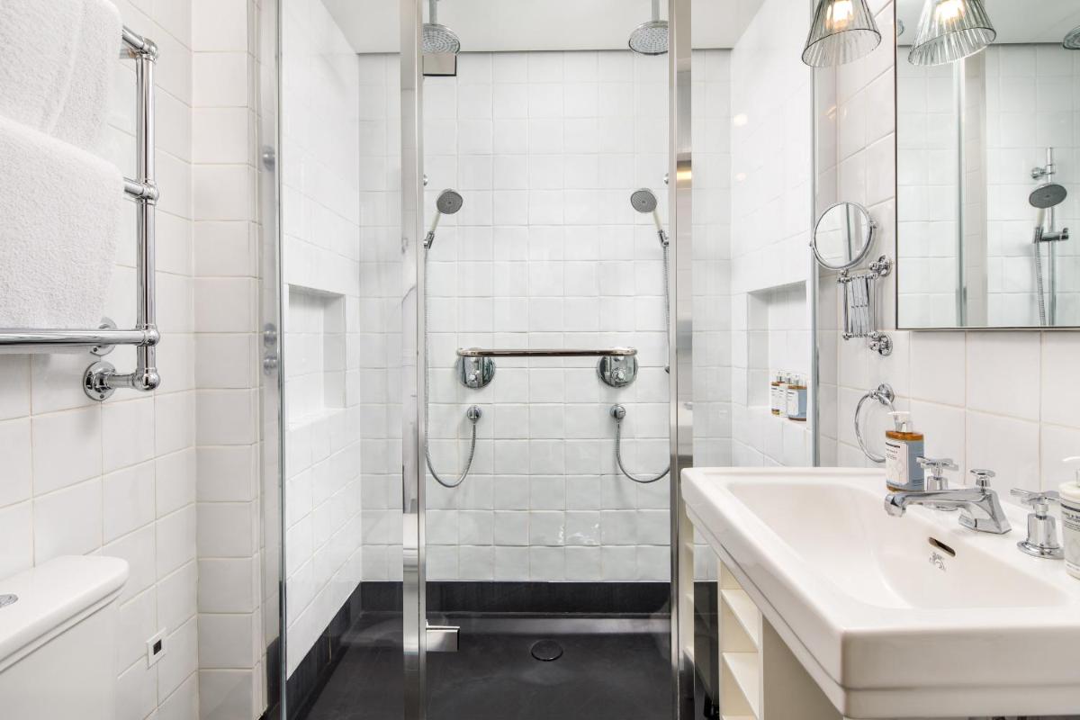 Kaya Great Northern Hotel, London