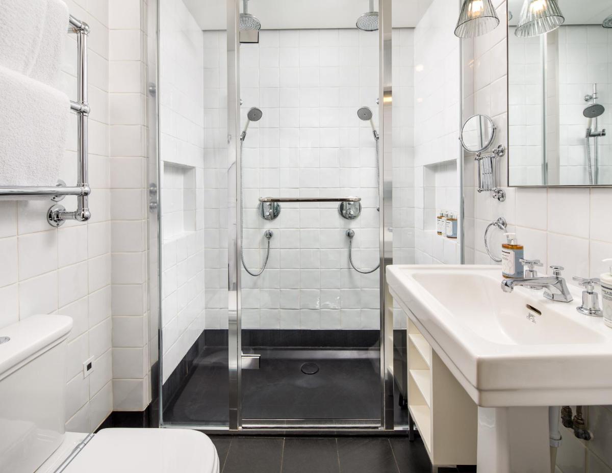 Kaya Great Northern Hotel, London