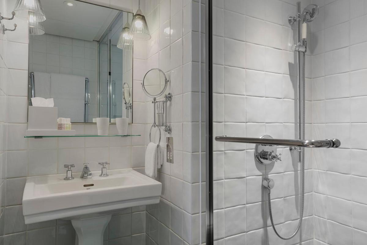 Kaya Great Northern Hotel, London