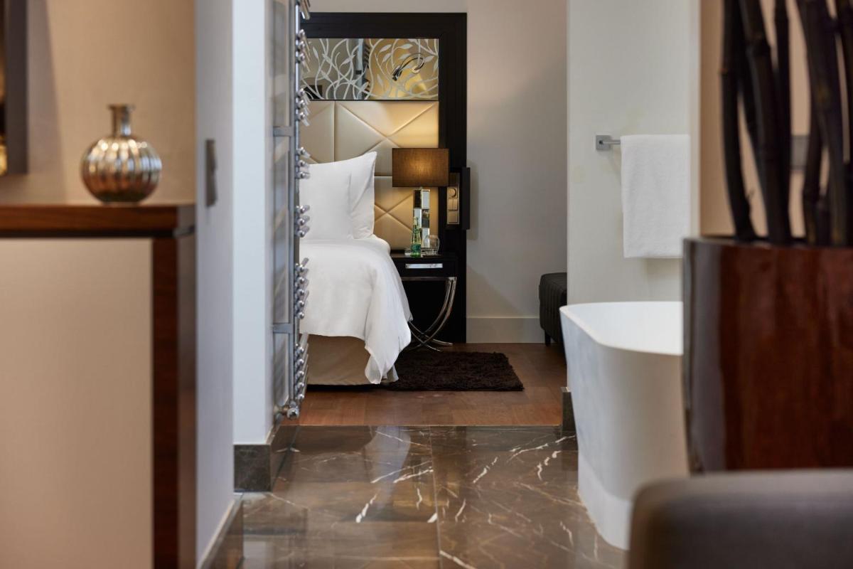 Roomers Berlin Steinplatz, Autograph Collection