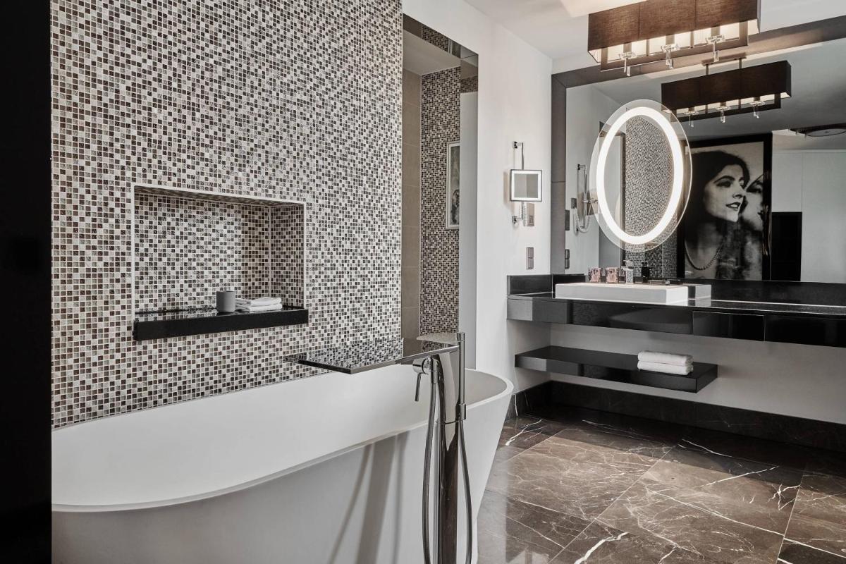 Roomers Berlin Steinplatz, Autograph Collection