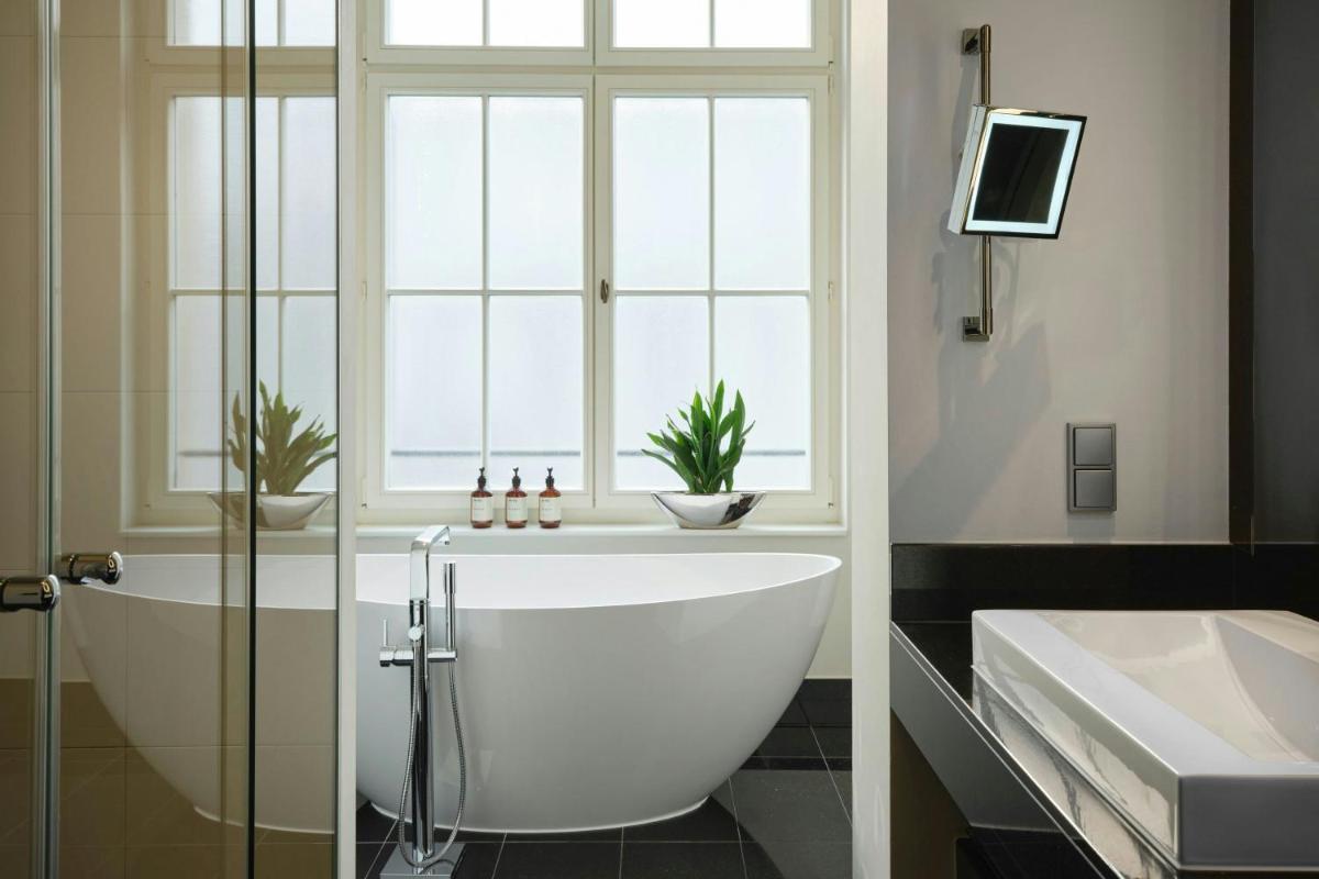 Roomers Berlin Steinplatz, Autograph Collection