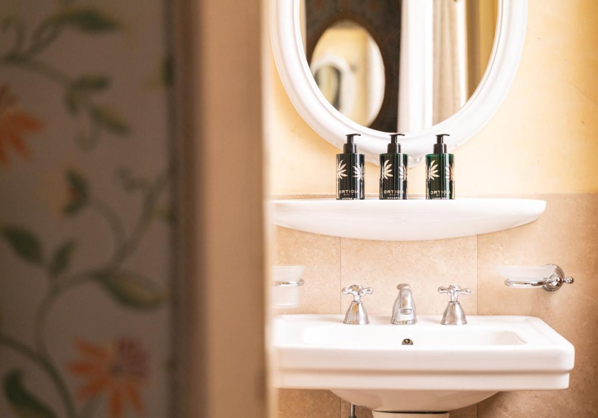 Hotel Flora - By Romanelli Family