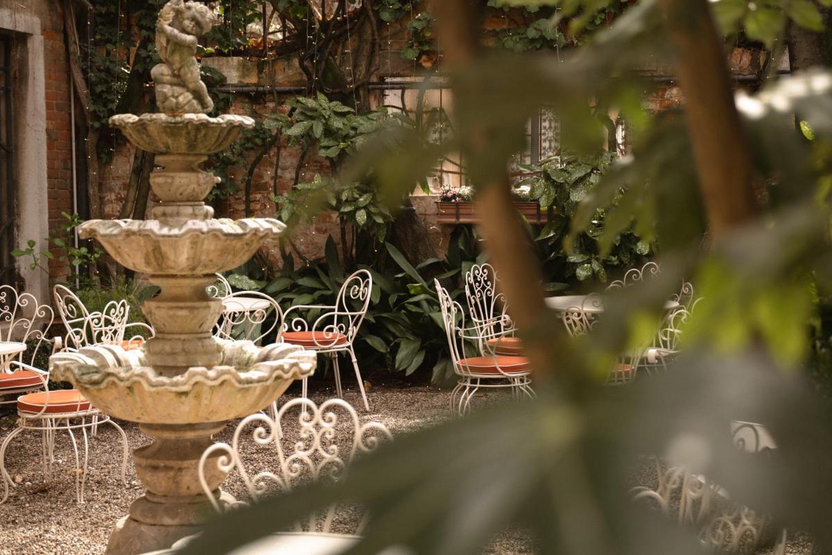 Hotel Flora - By Romanelli Family