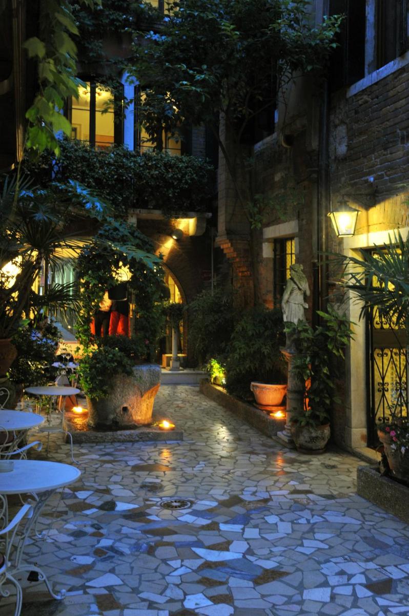 Hotel Flora - By Romanelli Family