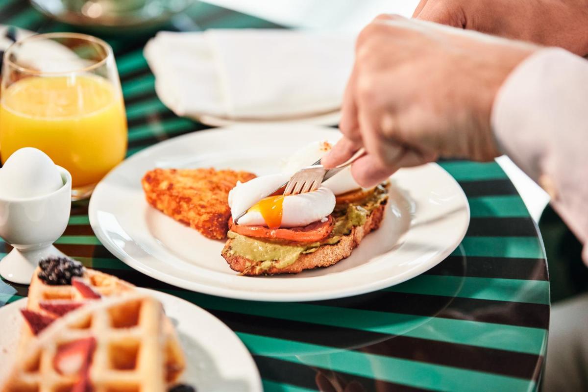 Andaz Capital Gate Abu Dhabi, By Hyatt