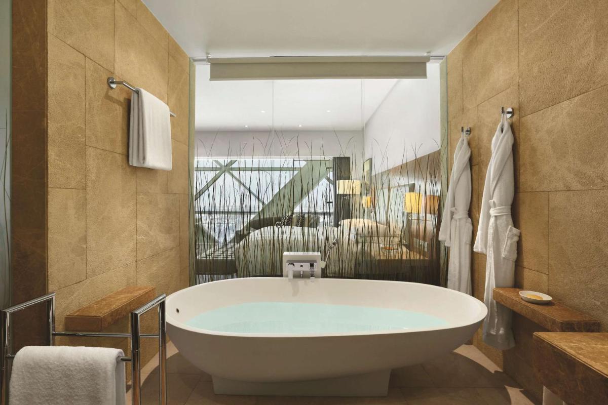 Andaz Capital Gate Abu Dhabi, By Hyatt