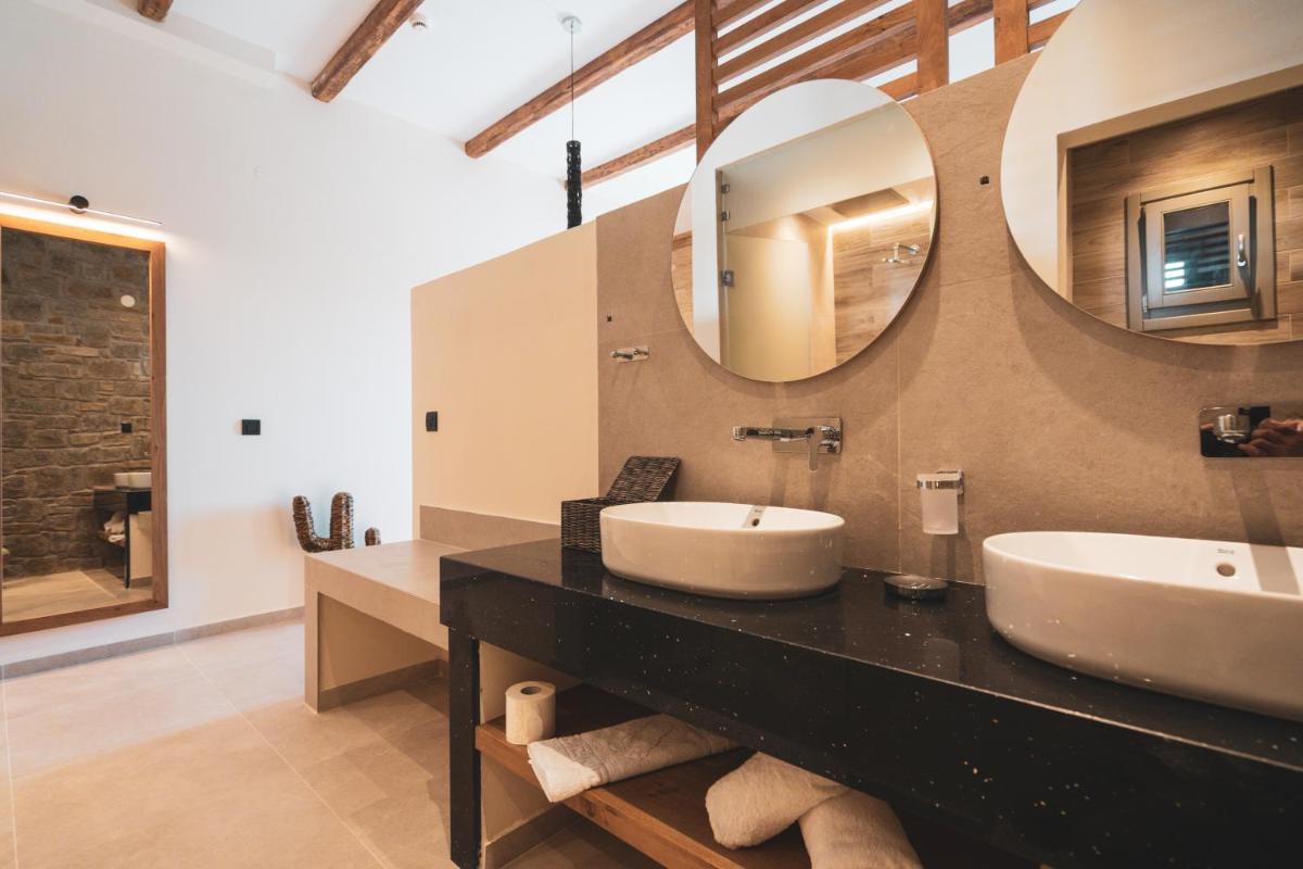 Kouros Blanc Resort & Suites