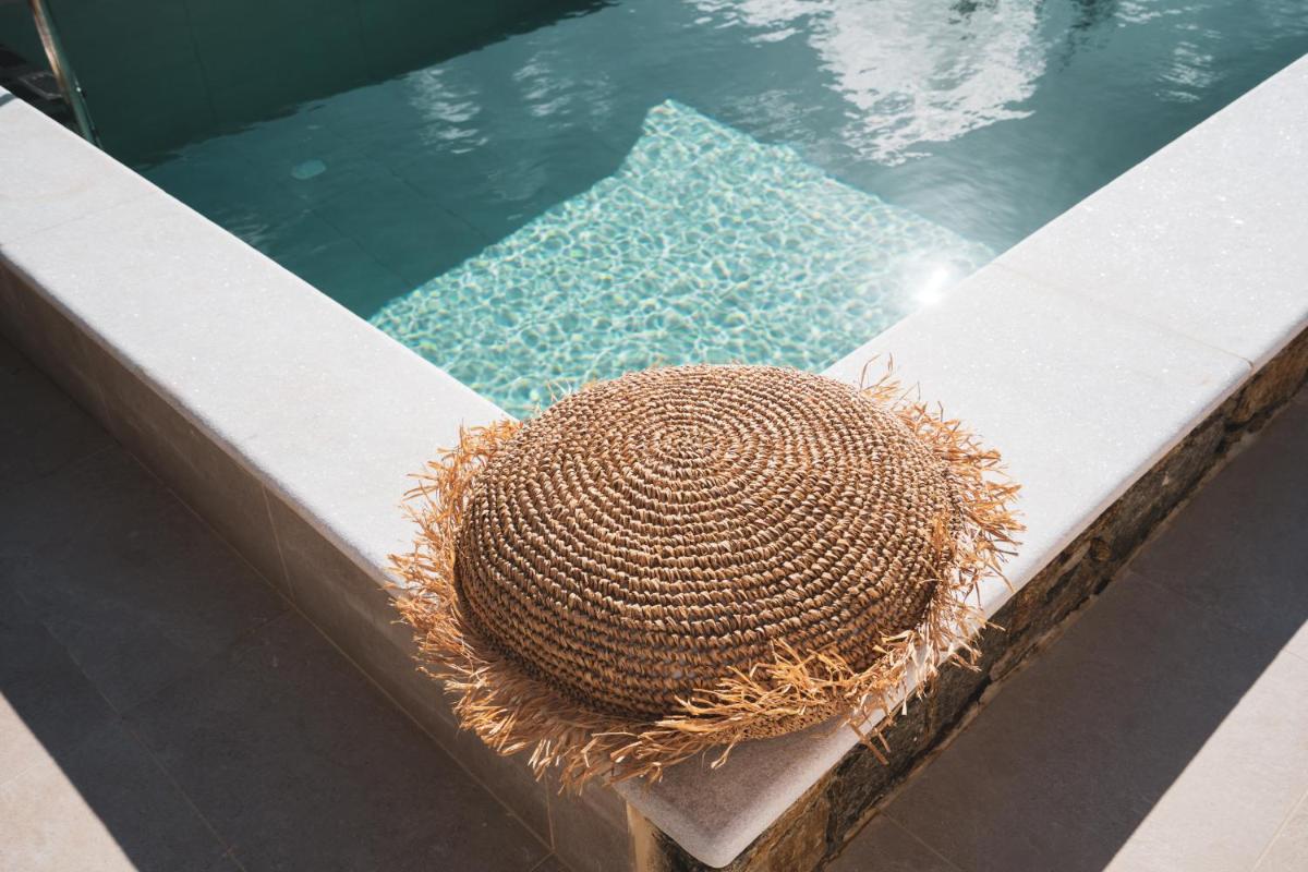 Kouros Blanc Resort & Suites