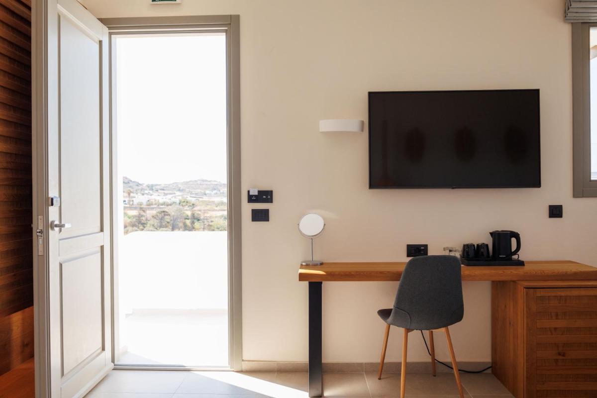 Kouros Blanc Resort & Suites