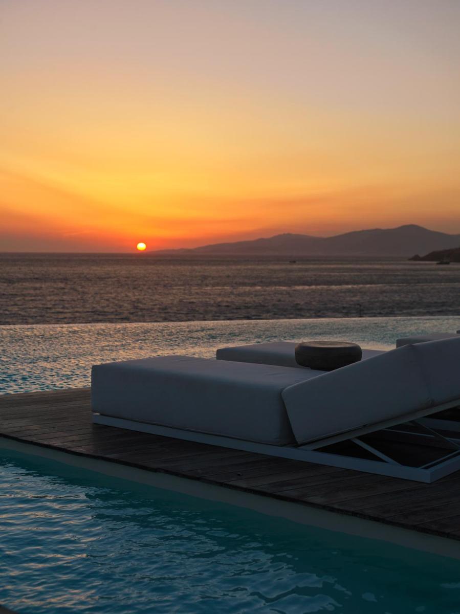 Kouros Hotel & Suites