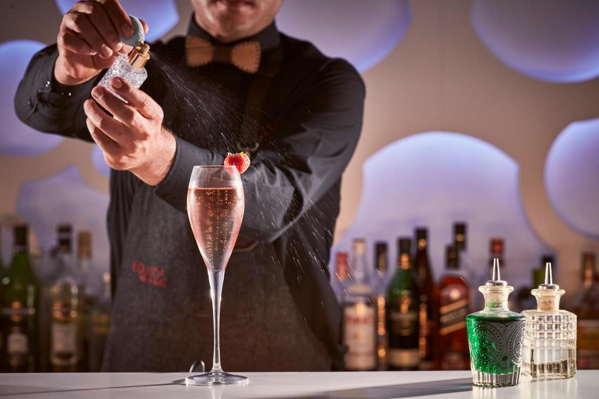 Kouros Hotel & Suites