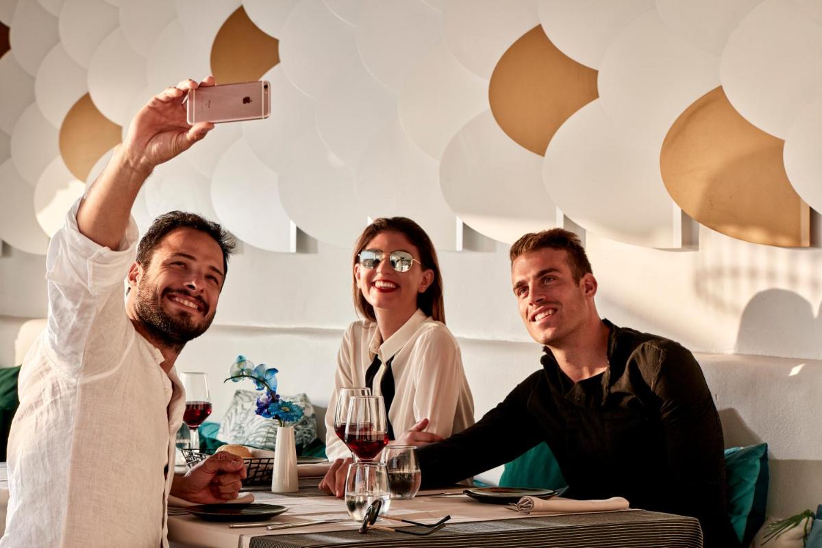 Kouros Hotel & Suites