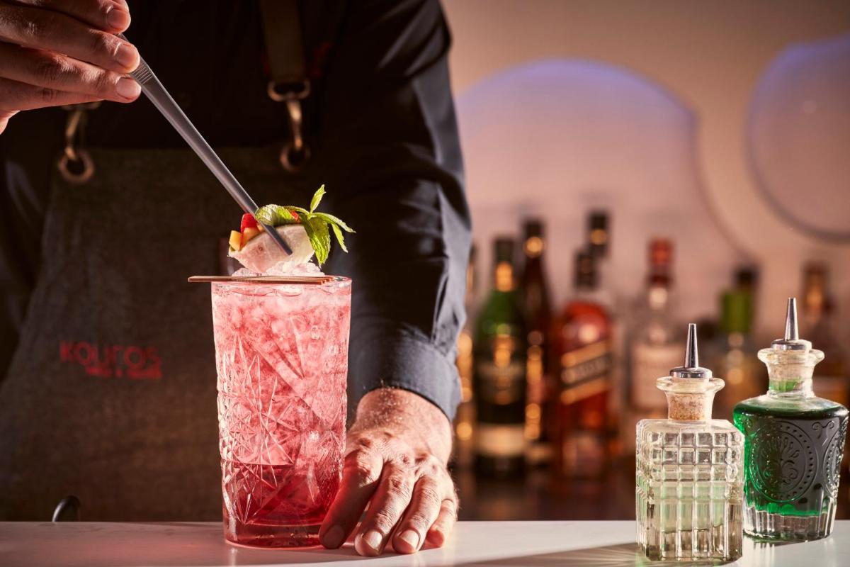 Kouros Hotel & Suites