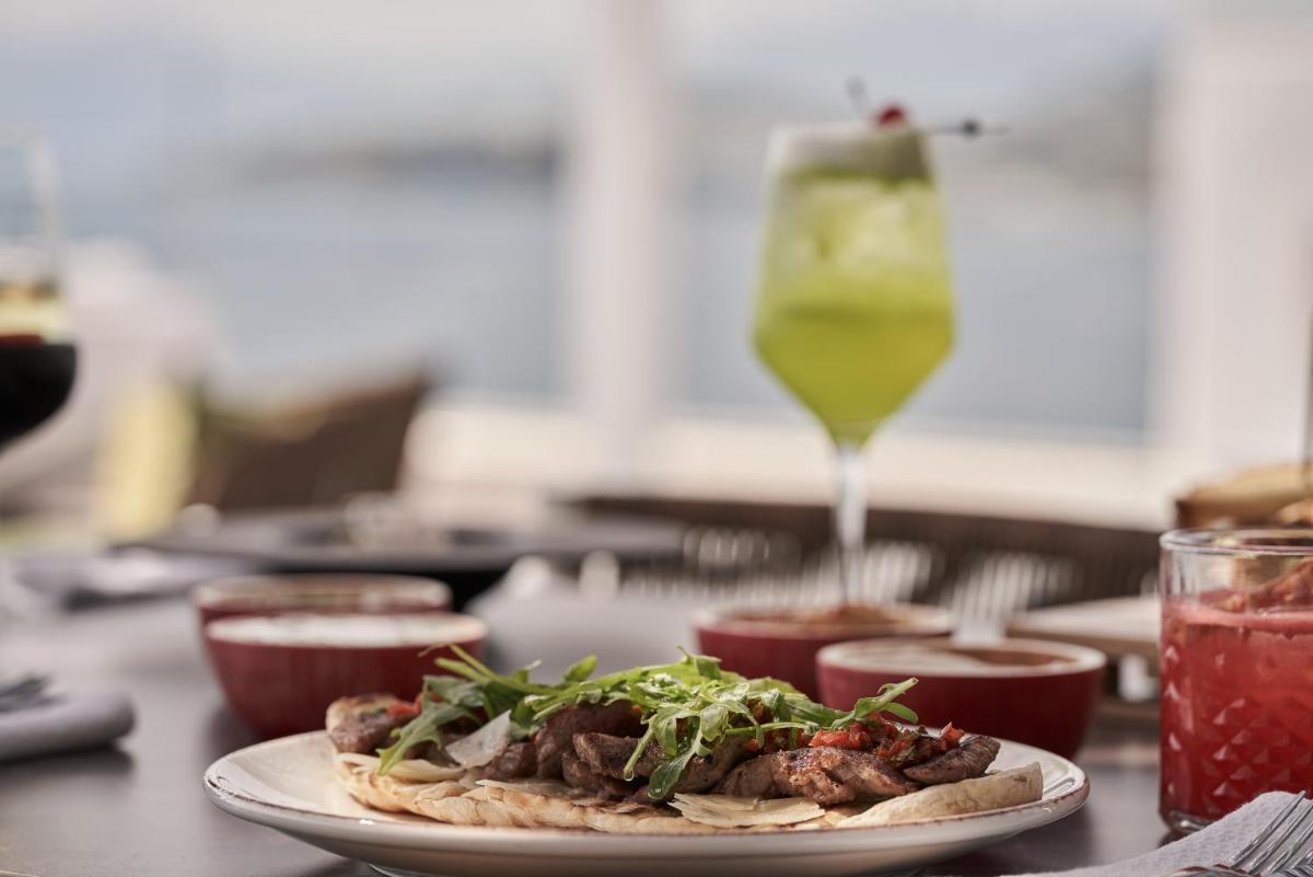 Kouros Hotel & Suites