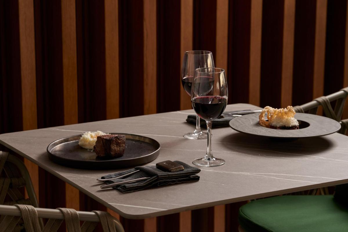 Kouros Hotel & Suites