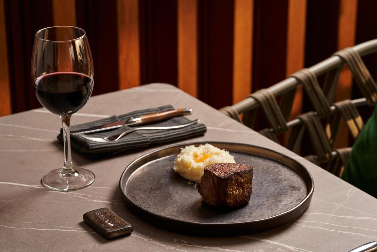 Kouros Hotel & Suites