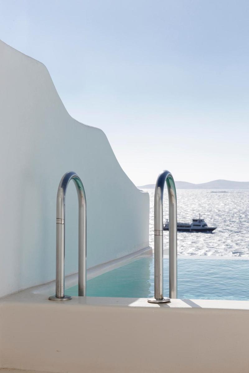 Kouros Hotel & Suites