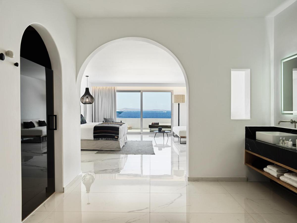 Kouros Hotel & Suites