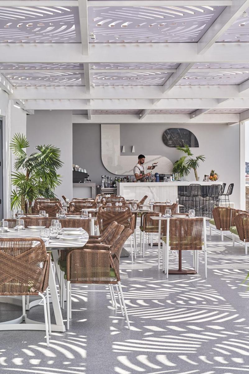 Kouros Hotel & Suites