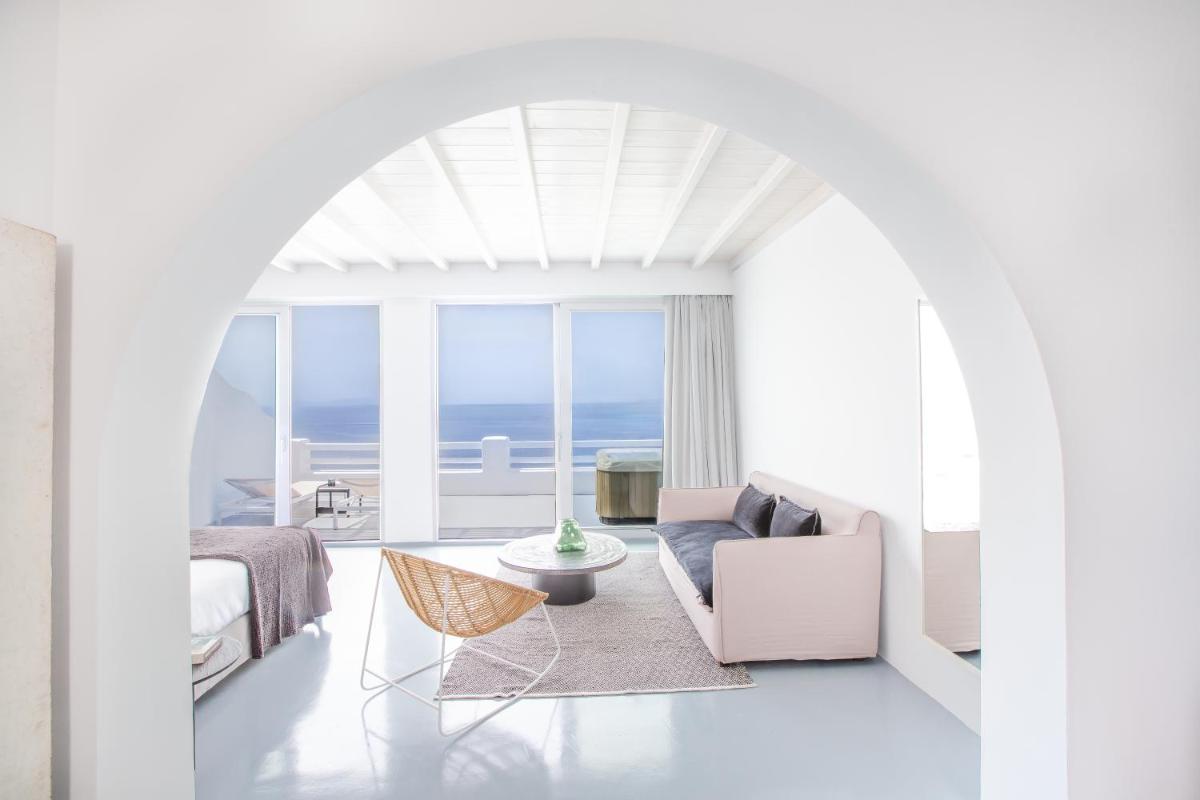 Kouros Hotel & Suites