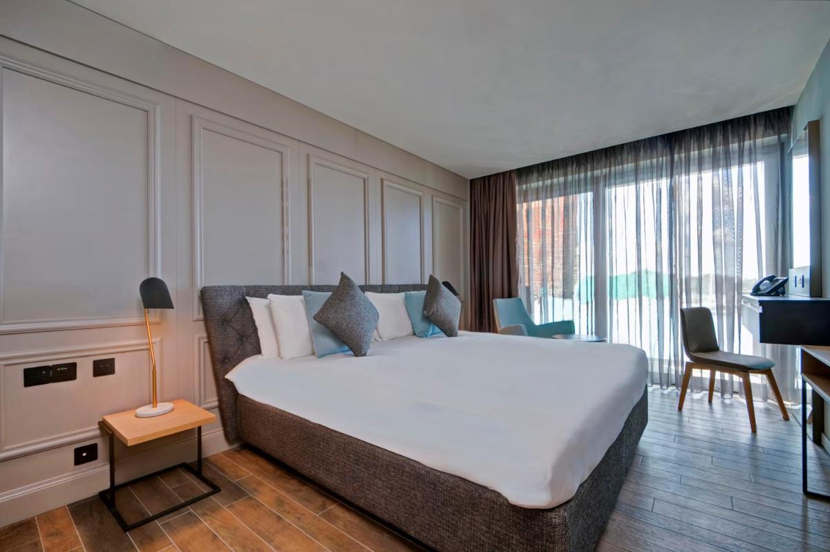 Land's End, Boutique Hotel