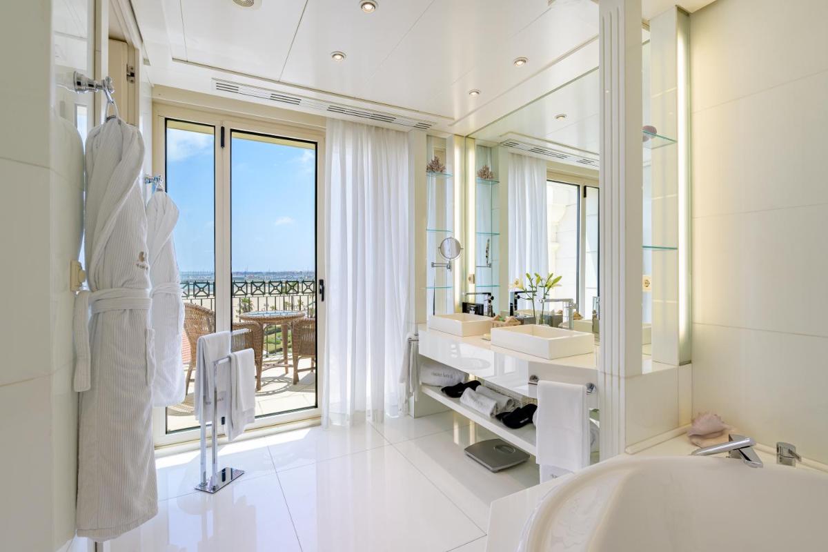 Las Arenas Balneario Resort