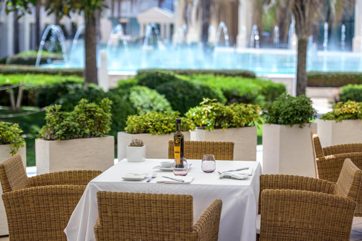 Las Arenas Balneario Resort