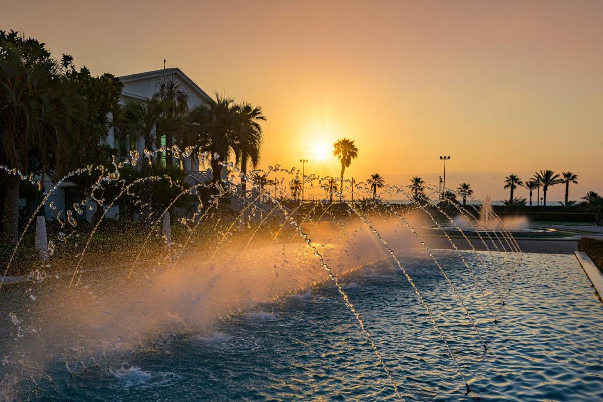 Las Arenas Balneario Resort