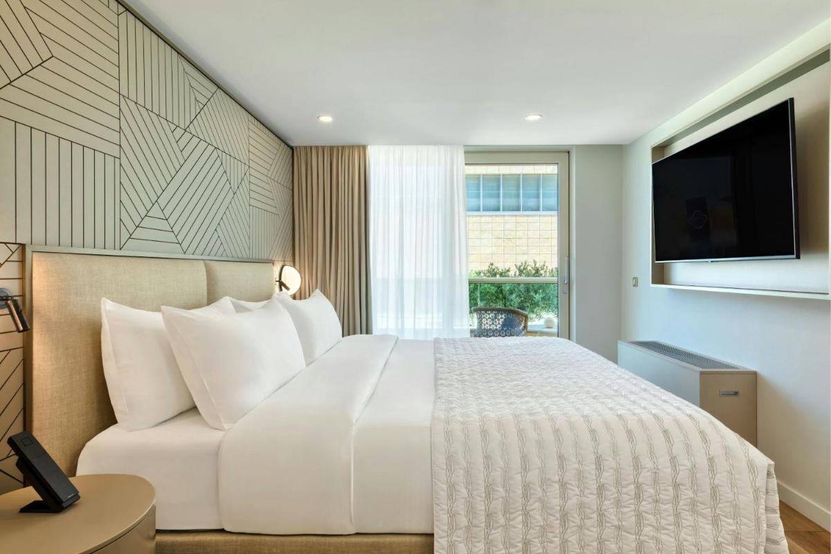 Le Meridien Lav Split