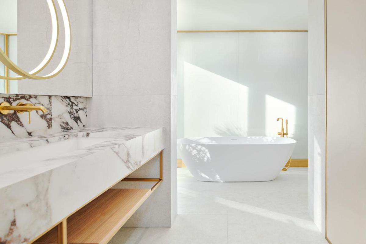 Le Meridien Lav Split