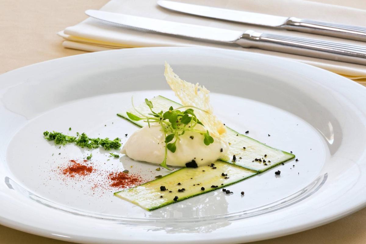 Le Meridien Lav Split