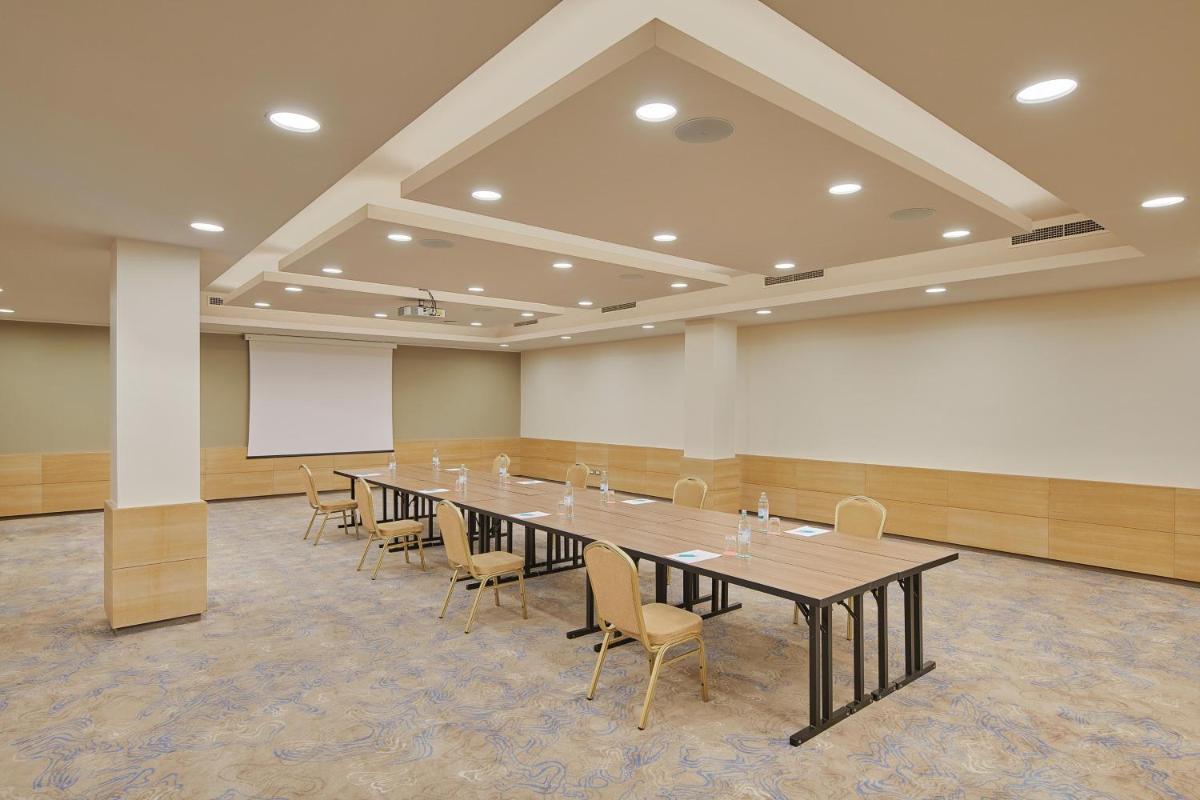 Le Meridien Lav Split